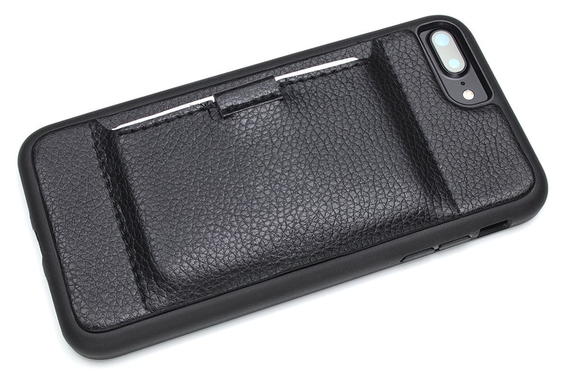 以前使っていたカードケース付きのiPhoneケース。本連載<a href="https://k-tai.watch.impress.co.jp/docs/column/stapa/1079962.html" class="strong bn" target="_blank">バックナンバー</a>でレビューした製品のひとつですが、ケースの長辺方向からカードを入れるスタイルで、カードの差し入れがしやすく便利でした。バックナンバーの<a href="https://k-tai.watch.impress.co.jp/docs/column/stapa/1079962.html#contents-section-2" class="strong bn" target="_blank">このあたり</a>で紹介しています。