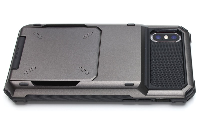 画面側はエッジが前方に出ているため、伏せて置いても画面が机面に接しません。背面はカードケースが少し出っぱっていて、その四方に脚となる小さな出っ張りがあります。画面を上に向けて机上に置いてもカメラが机面に接することがなく、また、安定感があります。