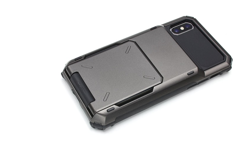 背面のフラップを開くとカード収納部があります。バネ式のような感じで、少し動かせばパカッと半自動開閉するタイプ。凸凹刻印のあるカード（一般的なクレジットカード）が5枚収まりました。カード収納部左右に凹みがあり、カードの出し入れもスムーズです。