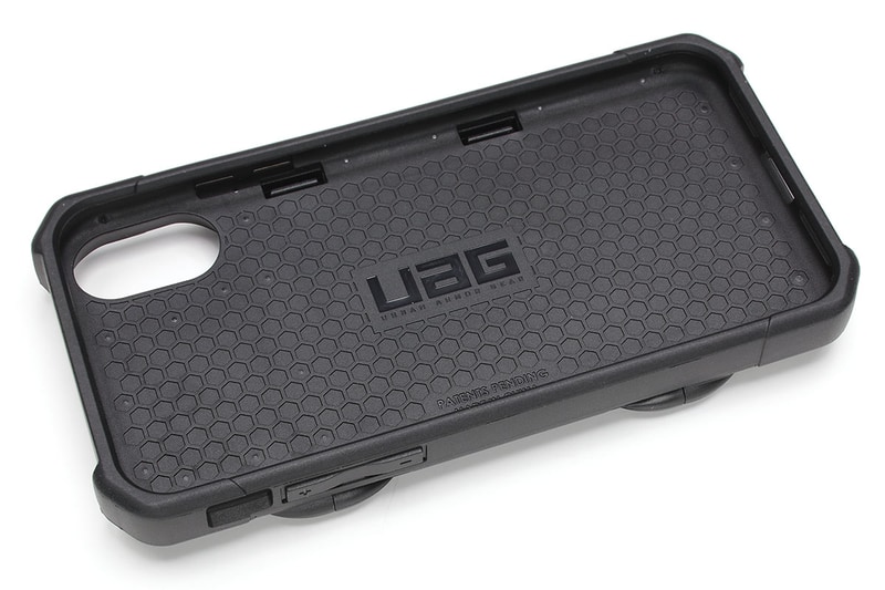 UAGの「TROOPER」。ハードケースで、かなりゴツい感触です。落下高さ122cm落下方向26方向(8角・12稜・6面)の製品落下試験をクリアしていて、前出のVRS DESIGN「Damda Folder」と同等の耐衝撃性があります。厚めですが、凹凸はあまりなくスムーズなデザイン。ブラックのみで、プリンストンダイレクト直販価格は税込5378円です。