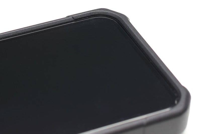 このケースも、画面周囲のエッジが出っぱっていて、画面を保護します。背面はカメラ部がかなり凹んでいます。