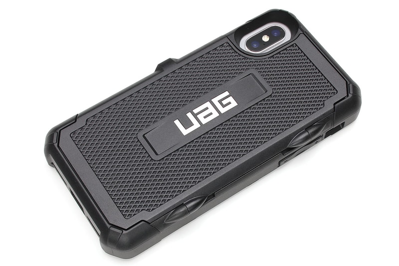 このケースも、画面周囲のエッジが出っぱっていて、画面を保護します。背面はカメラ部がかなり凹んでいます。