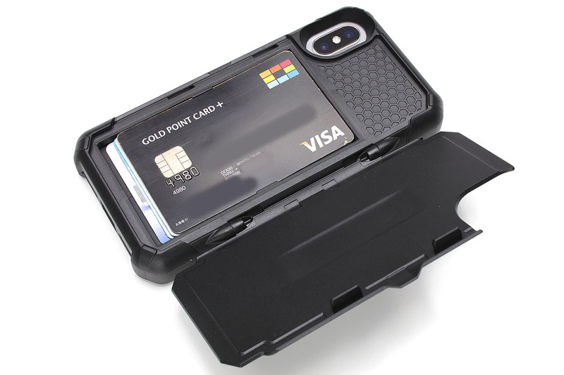 背面のフタを開くとカード格納部が現れます。カードは一般的な凹凸刻印ありのクレジットカードが4枚まで入ります。5枚目も入りますが、5枚目はホールドされませんので、フタを開いたときに抜け落ちるかもしれません。