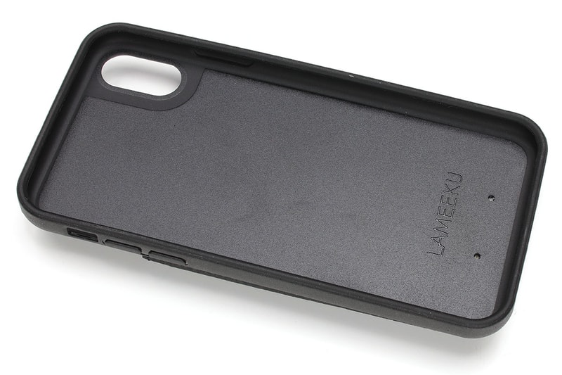 わりと普通っぽいケースですが、背面にカードポケットがあります。赤いタブを引けばカード入れが出てくるしくみ。