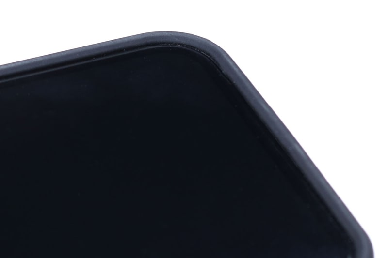 画面周囲のエッジは高めで、画面保護効果も十分ある感じです。背面はカードポケット部が厚めなので、これによる耐衝撃性もそこそこありそうです。端末の出し入れ感は少し硬めですが、出し入れに一苦労というほどではありません。