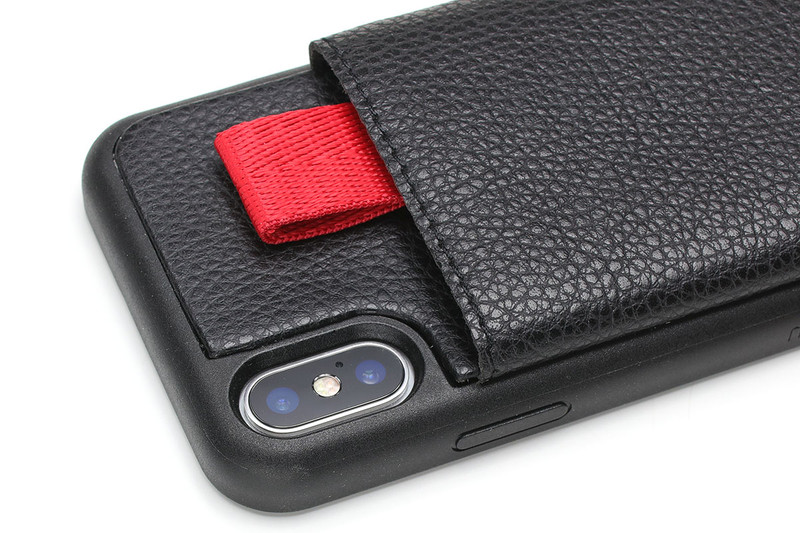 画面周囲のエッジは高めで、画面保護効果も十分ある感じです。背面はカードポケット部が厚めなので、これによる耐衝撃性もそこそこありそうです。端末の出し入れ感は少し硬めですが、出し入れに一苦労というほどではありません。