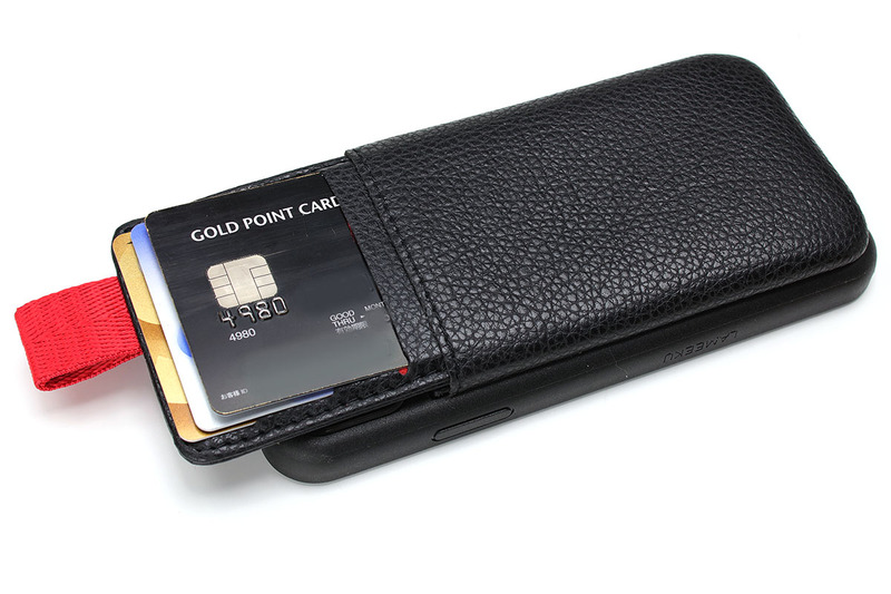 赤いタブを引くと写真のような3連のカードポケットが出てきます。抜くことはできず、途中で止まります。カードは3枚まで入り、それ以上はちょっと無理という感じ。