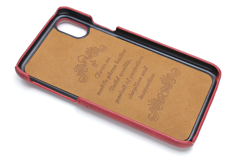 かなり普通っぽい合皮のセミハードケースで、わりと薄め。背面にはカードポケットが2つあります。