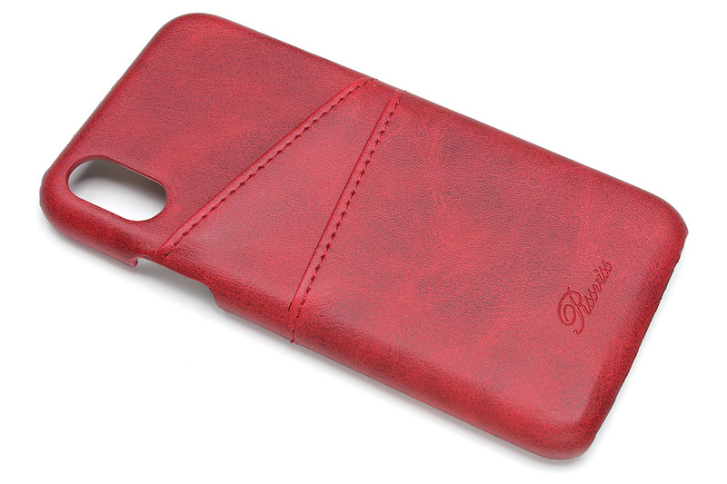 かなり普通っぽい合皮のセミハードケースで、わりと薄め。背面にはカードポケットが2つあります。