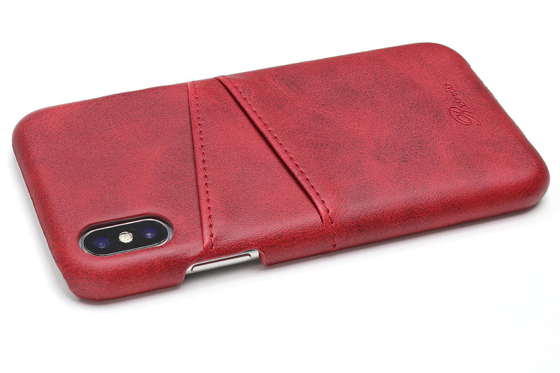 画面左右に僅かにエッジが出っぱっていますが、伏せて置いたときに机面と画面が接触しないには十分な出っ張りです。カメラ部は僅かに凹んだ位置になりますので、レンズ保護効果も十分です。やや柔らかめのケースなので、端末の出し入れは容易です。