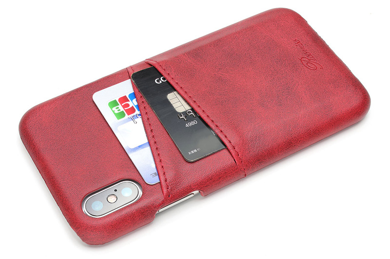 2枚までのカードが入ります。ポケットはややタイトなので、カードが不意に抜け落ちる感じもなく、各ポケットに1枚だけならカードを抜くのもそこそこスムーズ。少し無理をすれば各ポケットに2枚ずつ、合計4枚のカードが入りますが、出し入れがけっこうキツいです。