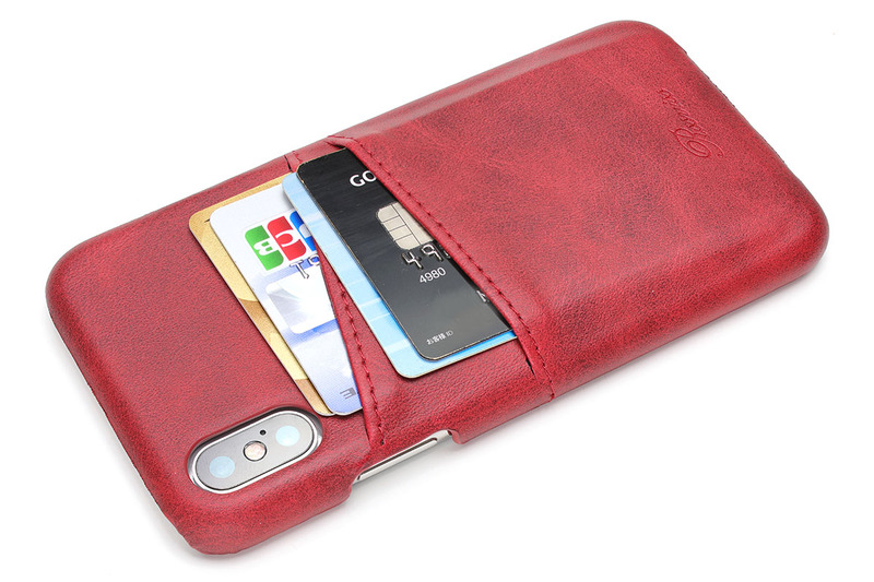 2枚までのカードが入ります。ポケットはややタイトなので、カードが不意に抜け落ちる感じもなく、各ポケットに1枚だけならカードを抜くのもそこそこスムーズ。少し無理をすれば各ポケットに2枚ずつ、合計4枚のカードが入りますが、出し入れがけっこうキツいです。