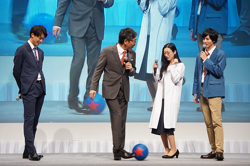 「先生」にまつわる思い出や書き初めも披露された