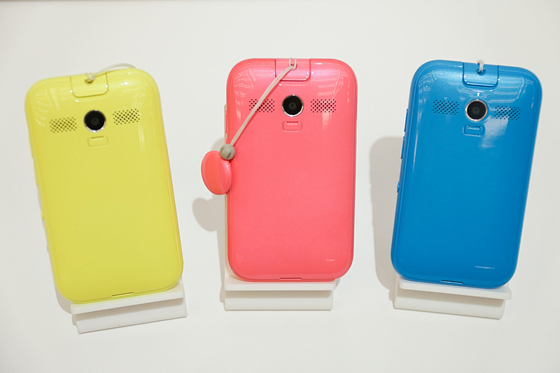 タッチパネル搭載の子ども向けケータイ。インカメラも備え、「SNOW」のようなセルフィーも撮れる