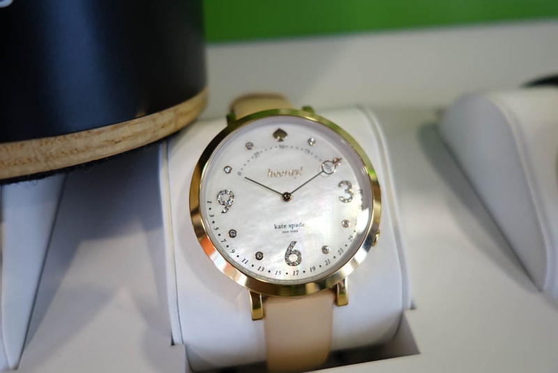 こちらはkate spade。言われなければスマートウォッチには見えない