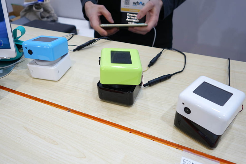 PLEN Cube。上半分がぐりぐり動く。顔っぽくないので、“こっち見んな感”は弱い