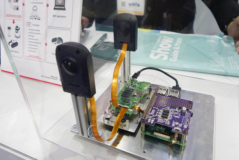 リコーが販売を予定しているモジュール。ここでは制御用のマイコンボードがつながってる