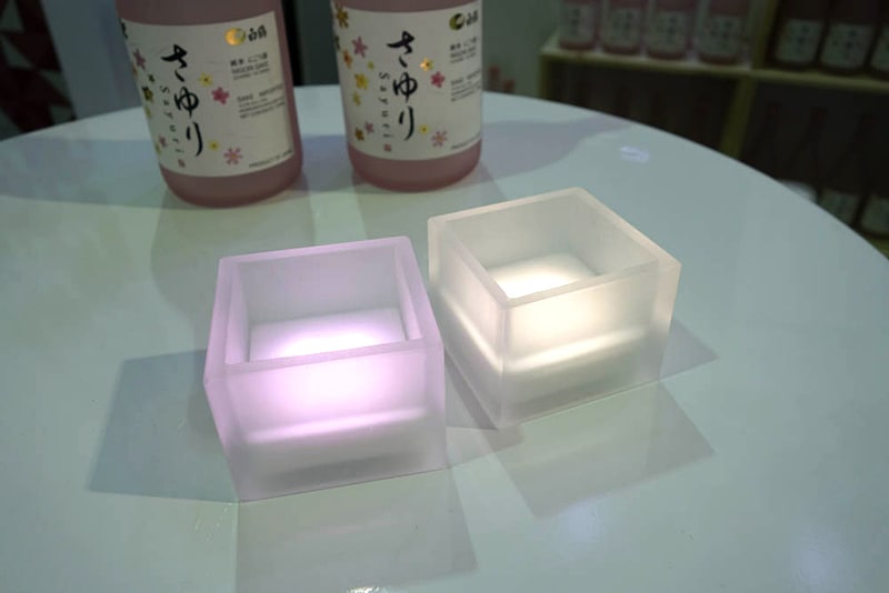 MASU GLASS。底面にBluetoothデバイスが組み込まれている