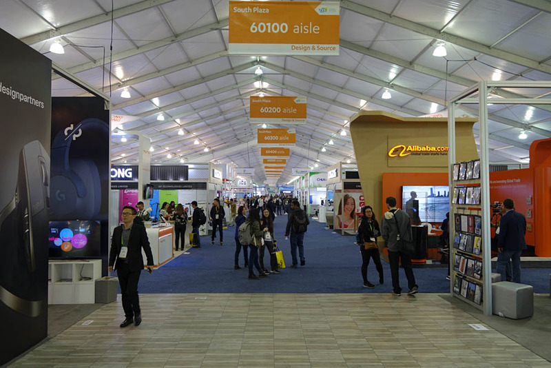 新ホールSouth Plazaの入り口から。Japan Techパビリオンは「64600 aisle（通路）」と「64700 aisle」の間である。つまり通路は全47本！　ちなみに1通路あたり最大24ブース！