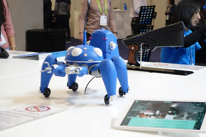 タチコマとドミネーター。この後ろでキリトがエリュシデータを振ってるブースがホールを入るといきなりあるのである