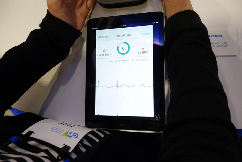 このように心電図がスマホ・タブレットに表示される