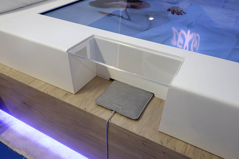 こんな感じでベッドマットの下に敷いて心拍まで計測できる。Auraも同様だが、わりと不思議