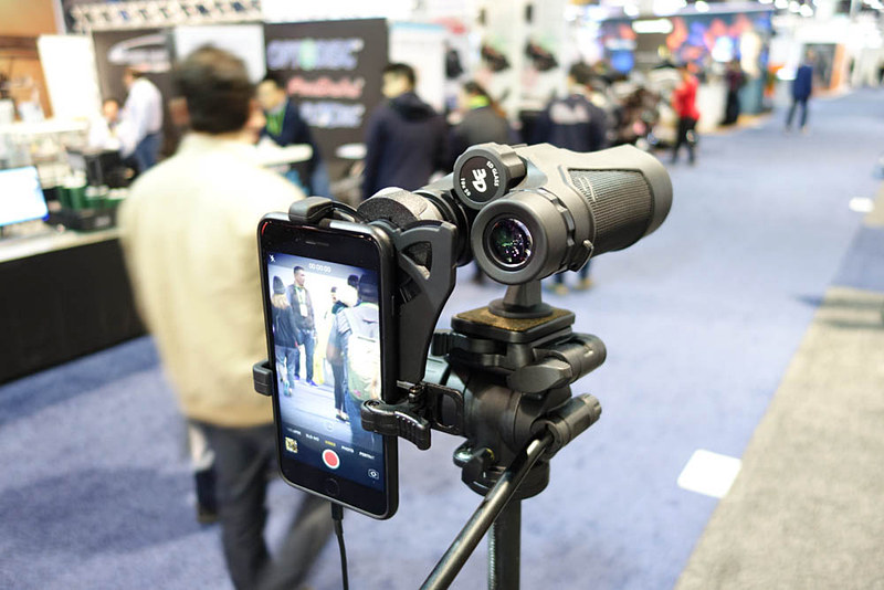 HookUpzで双眼鏡に固定されたiPhone。見ての通り、けっこう遠くまで余裕で写る