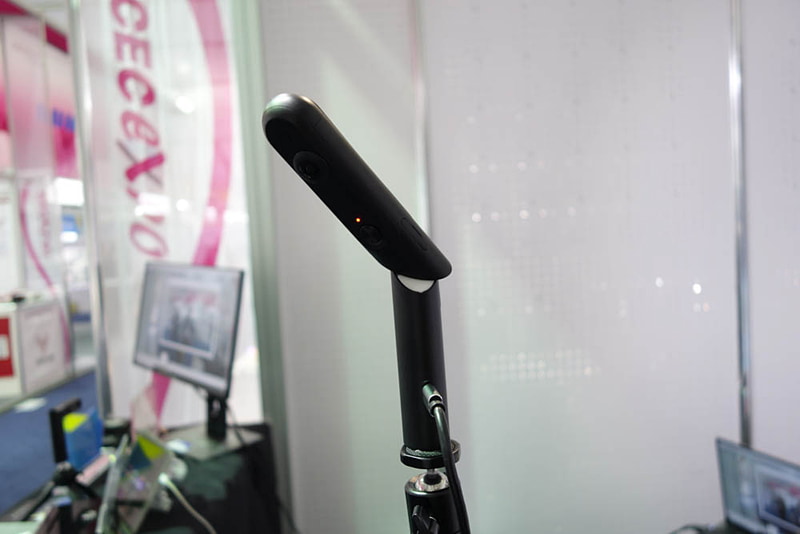 変形機構も特徴。このように曲げるように回転させると……