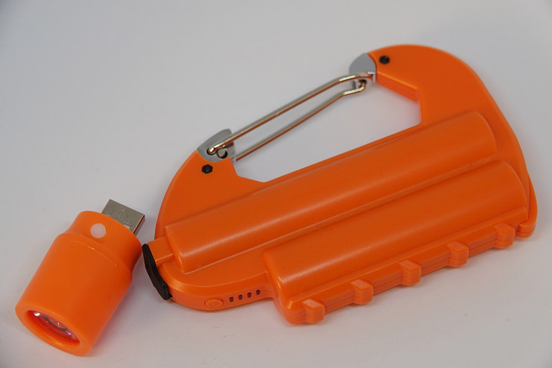 カラビナ型で、本体が6000mAhのバッテリーになっている