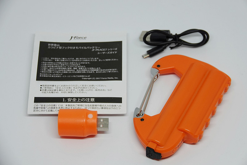 同梱物にはケーブルのほかに謎の小片が