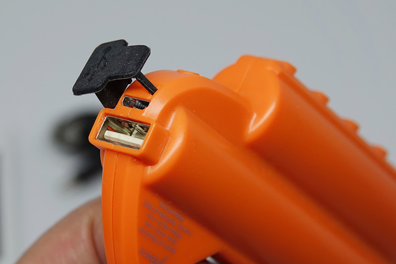 端子を水などから守るシリコン製キャップ。キャップを開けた状態では防水性能はないため、雨が降っているときには充電しないほうがいい