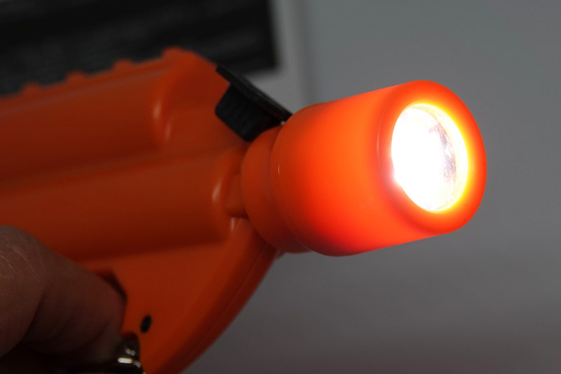 謎の小片の正体は、LEDライト。非常に明るい