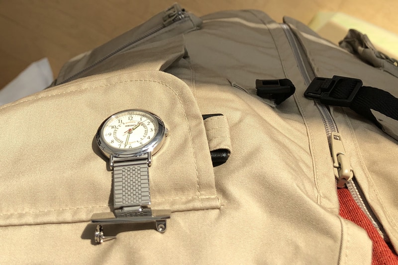 こんなふうに衣服（ホントは白衣）にピン留めして使います。手で文字盤を起こせば時間がわかるのはもちろん、文字盤を覗き込むようにすれば手を使わずに時間を知ることができます。右写真は、ナースウォッチ装着者の視点で文字盤を覗き込んだ様子。