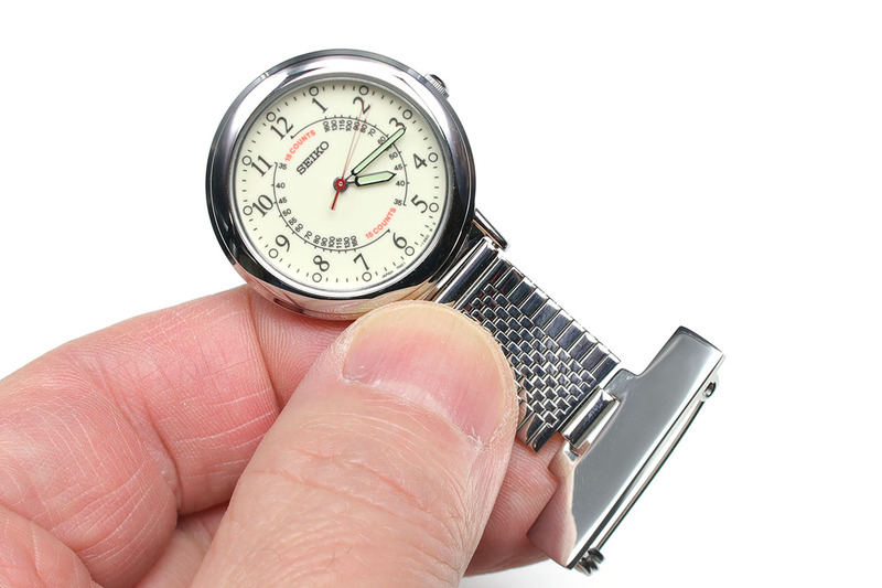 文字盤部分の直径は3cm弱で、質量は23g。女性向け腕時計っぽいサイズ感ですが、バンドがないのでより小さく感じられます。文字盤には脈拍などを測るための計算尺が見えます。