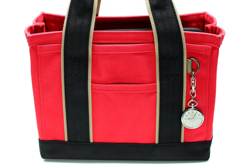 懐中時計を服やバッグから吊して使うのも便利ですが、懐中時計はポケットに入れて携帯するのを前提につくられているので、ひとつふたつ工夫が必要になります。また、サイズも服に装着するには大きめかもしれません。