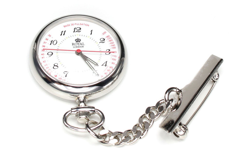 ROYAL LONDON(ロイヤルロンドン)の「21019-01 Nurse Watch」(<a href="http://diamond.gr.jp/brand/royal-london/pocketwatch_01/" class="strong bn" target="_blank">公式ページ</a>)。ステンレス製のナースウォッチで直径31mm。繊細なデザインと180度反対方向まで貫かれた秒針が特徴的です。この時計の「簡易脈拍計算尺」(後述)を使う場合、秒針が12時の位置に来たら脈拍を計測し始めることができますが、貫かれた秒針があるので最長でも30秒待つだけで計測ができます。こういった仕様により、ほかのナースウォッチよりも広いレンジの心拍数を、より精密に計測することができます。時針と分針および時表示12箇所に蓄光塗装が施されています。メーカー価格は税別8000円。