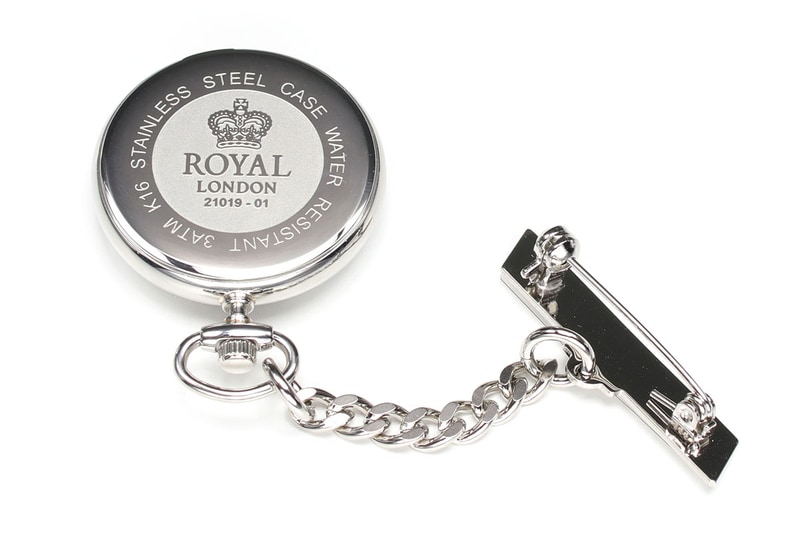 ROYAL LONDON(ロイヤルロンドン)の「21019-01 Nurse Watch」(<a href="http://diamond.gr.jp/brand/royal-london/pocketwatch_01/" class="strong bn" target="_blank">公式ページ</a>)。ステンレス製のナースウォッチで直径31mm。繊細なデザインと180度反対方向まで貫かれた秒針が特徴的です。この時計の「簡易脈拍計算尺」(後述)を使う場合、秒針が12時の位置に来たら脈拍を計測し始めることができますが、貫かれた秒針があるので最長でも30秒待つだけで計測ができます。こういった仕様により、ほかのナースウォッチよりも広いレンジの心拍数を、より精密に計測することができます。時針と分針および時表示12箇所に蓄光塗装が施されています。メーカー価格は税別8000円。