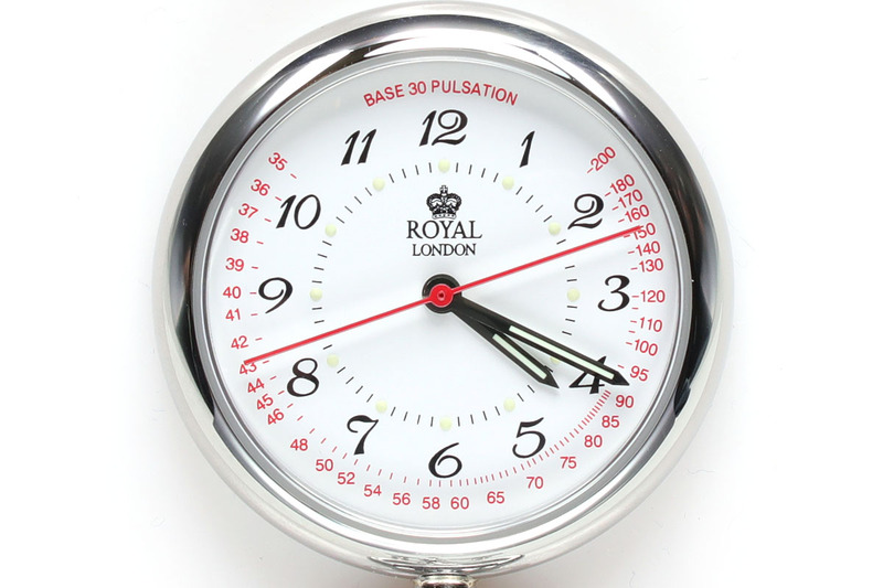 ROYAL LONDON(ロイヤルロンドン)の「21019-01 Nurse Watch」(<a href="http://diamond.gr.jp/brand/royal-london/pocketwatch_01/" class="strong bn" target="_blank">公式ページ</a>)。ステンレス製のナースウォッチで直径31mm。繊細なデザインと180度反対方向まで貫かれた秒針が特徴的です。この時計の「簡易脈拍計算尺」(後述)を使う場合、秒針が12時の位置に来たら脈拍を計測し始めることができますが、貫かれた秒針があるので最長でも30秒待つだけで計測ができます。こういった仕様により、ほかのナースウォッチよりも広いレンジの心拍数を、より精密に計測することができます。時針と分針および時表示12箇所に蓄光塗装が施されています。メーカー価格は税別8000円。