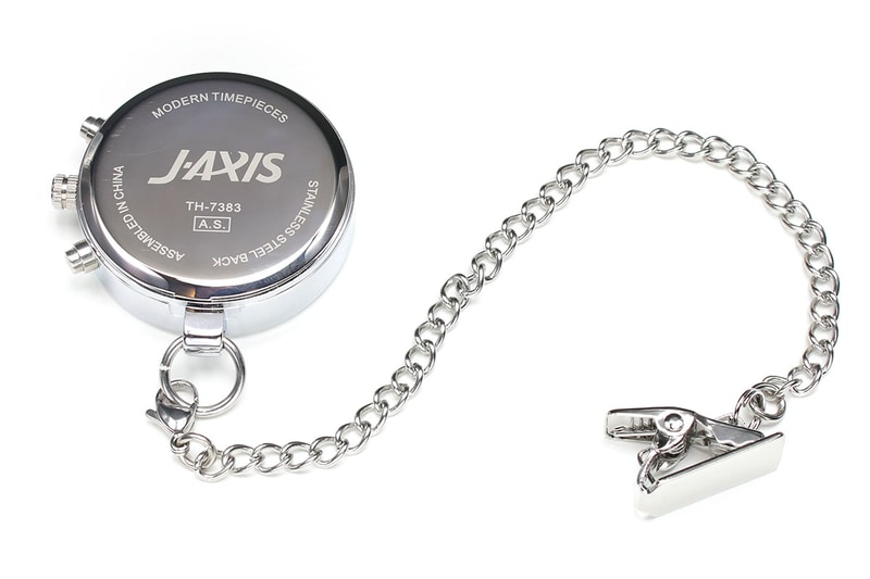 「電波式ナースウォッチ」の名前で流通している製品。文字盤と裏面にJ-AXISのロゴがあるので、サン・フレイム（<a href="http://www.sunflame.co.jp" class="strong bn" target="_blank">公式ページ</a>）の製品だと思われます。製品名のとおり、電波時計タイプのナースウォッチ。少々厚みがありますが（約11mm）、時刻合わせの手間がないのが魅力です。4時の位置のボタンを押すと、秒針が日付・曜日・午前/午後を指します。時針と分針に蓄光塗装が施されています。税込5378円で購入しました。