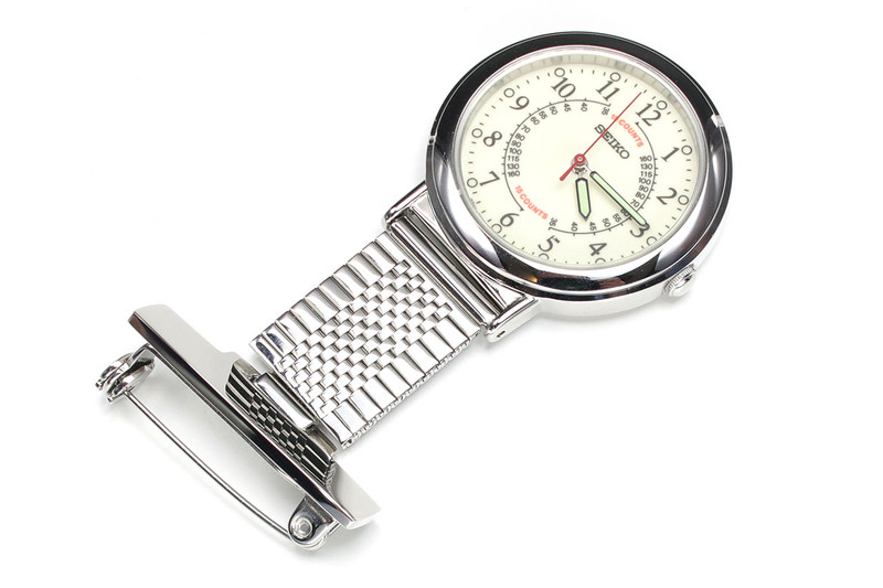 セイコーの「SVFQ003」（<a href="https://www.seiko-watch.co.jp/products/svfq003" class="strong bn" target="_blank">公式ページ</a>）。前出のものですが、衣服に留めたとき、時計文字盤が裏返ることがないのが特徴であり大きな実用性です。ここで紹介している3種のナースウォッチのなかでは最も小型。文字盤全体に高輝度の蓄光塗装（ルミブライト）が施されており、暗闇でも時刻を読み取れます。メーカー価格は税別1万2000円。