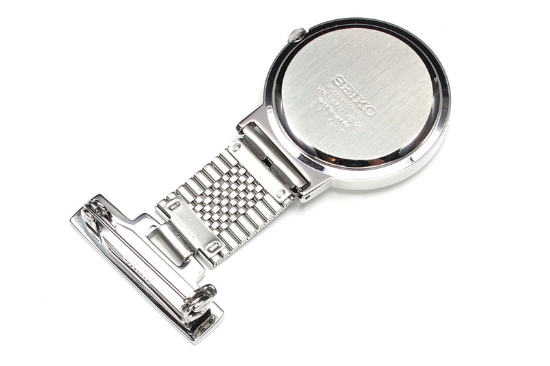 セイコーの「SVFQ003」（<a href="https://www.seiko-watch.co.jp/products/svfq003" class="strong bn" target="_blank">公式ページ</a>）。前出のものですが、衣服に留めたとき、時計文字盤が裏返ることがないのが特徴であり大きな実用性です。ここで紹介している3種のナースウォッチのなかでは最も小型。文字盤全体に高輝度の蓄光塗装（ルミブライト）が施されており、暗闇でも時刻を読み取れます。メーカー価格は税別1万2000円。