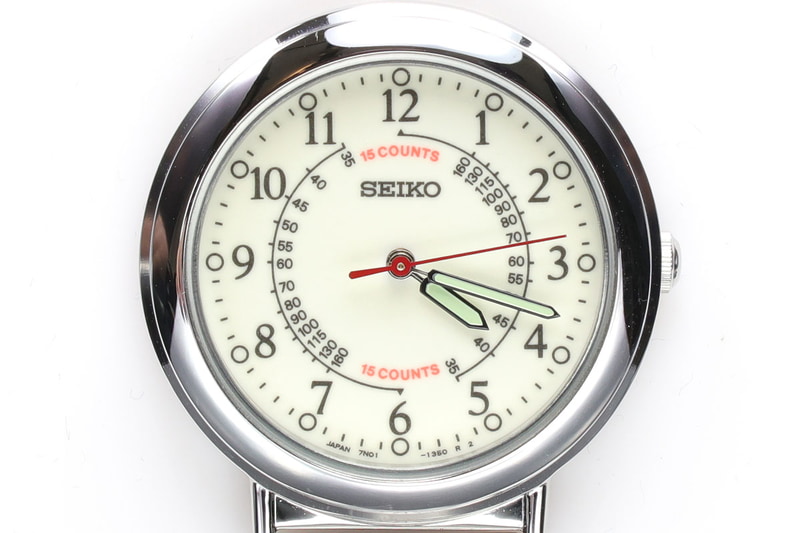 セイコーの「SVFQ003」（<a href="https://www.seiko-watch.co.jp/products/svfq003" class="strong bn" target="_blank">公式ページ</a>）。前出のものですが、衣服に留めたとき、時計文字盤が裏返ることがないのが特徴であり大きな実用性です。ここで紹介している3種のナースウォッチのなかでは最も小型。文字盤全体に高輝度の蓄光塗装（ルミブライト）が施されており、暗闇でも時刻を読み取れます。メーカー価格は税別1万2000円。