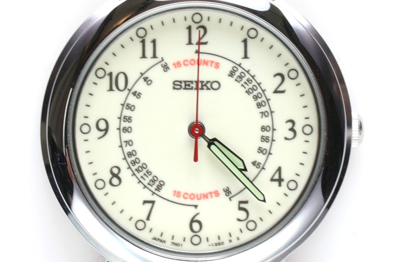 このナースウォッチの場合、秒針が12時もしくは6時を指したら、脈を数え始めます（写真左）。そして、脈を15回数えたら、その瞬間に秒針が指している数値を読み取ります（写真右）。この場合は一分間の心拍数が「58くらい」と読み取れます。