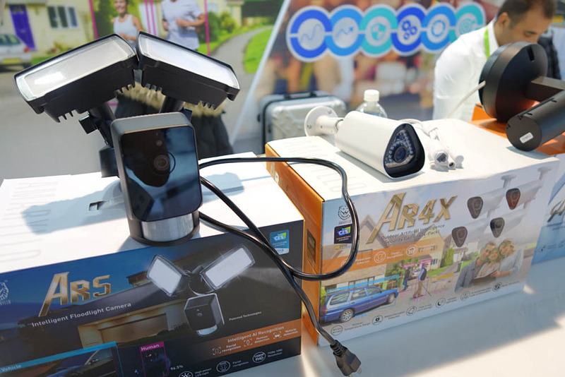 AR4（右）とAR5（左）。投光器（フラッドライト）