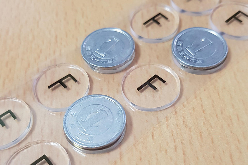 1円硬貨サイズで強力粘着の「フィックスエイト 小丸」
