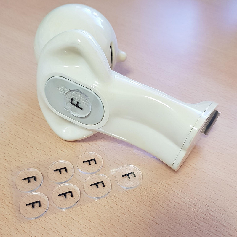 フィックスエイト小丸で机の上に固定。片手でテープ引き出しができるようになった