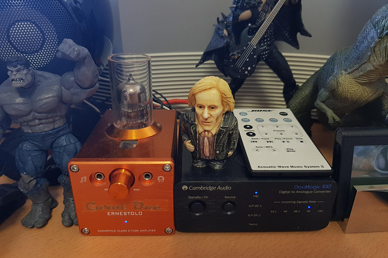 軽くて小さなアンプもDACもフィックスエイト小丸でガッチリ固定。剥がすのも簡単なので位置変更も手軽だ