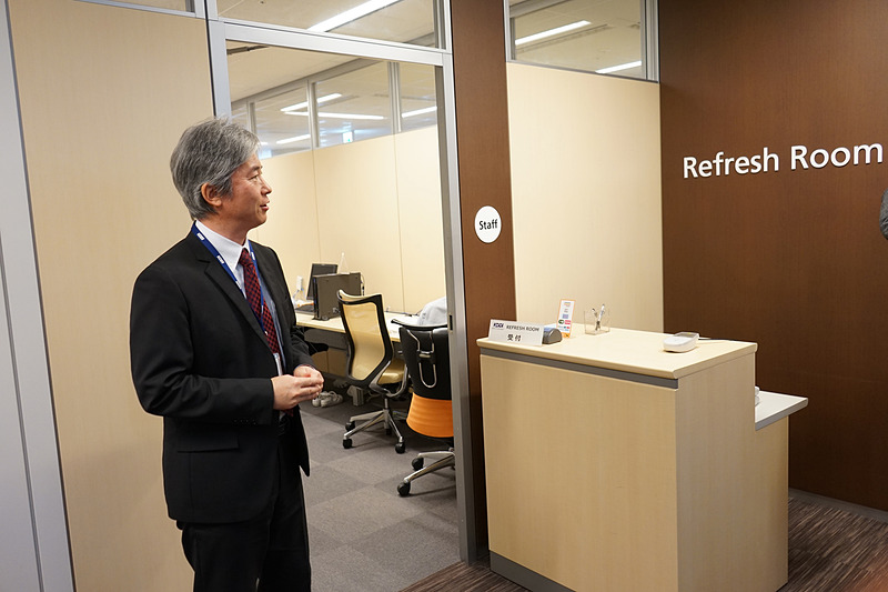 5室ある部屋すべての備品が同じ配置。視覚障害のあるスタッフが迷わないようにするためという