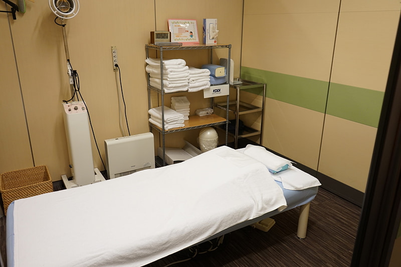 5室ある部屋すべての備品が同じ配置。視覚障害のあるスタッフが迷わないようにするためという