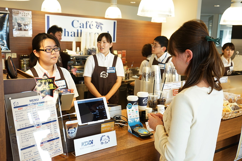 支払いはau WALLETと各種電子マネーのみに対応。現金を数えるのが難しい障害がある人も働きやすいようにするためだという